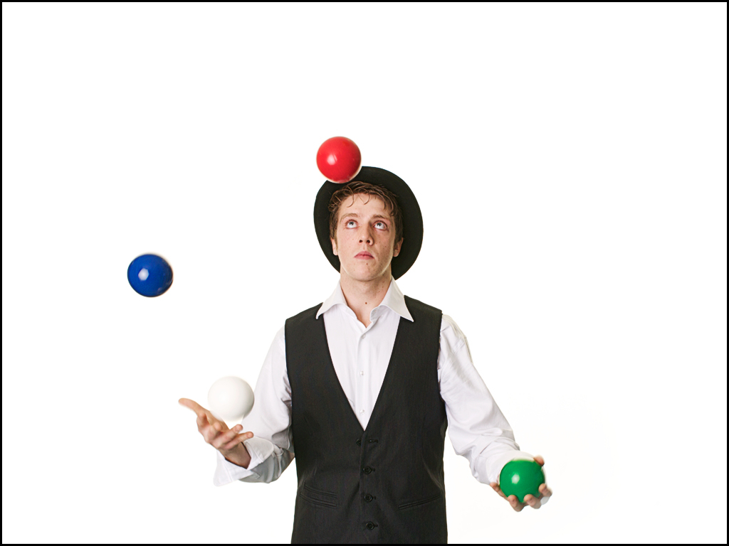 Juggling iz cool. Жонглер. Жонглер с шарами. Костюм жонглера. Жонглер на белом фоне.